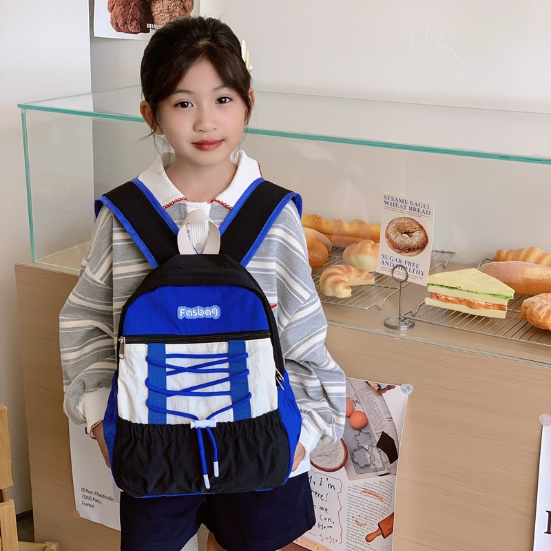 Mochila deportiva de ocio para niños y niñas, mochila de estudiantes de escuela primaria de gran capacidad de aire extranjero 2025 mochila infantil de cuerda de color contrastante