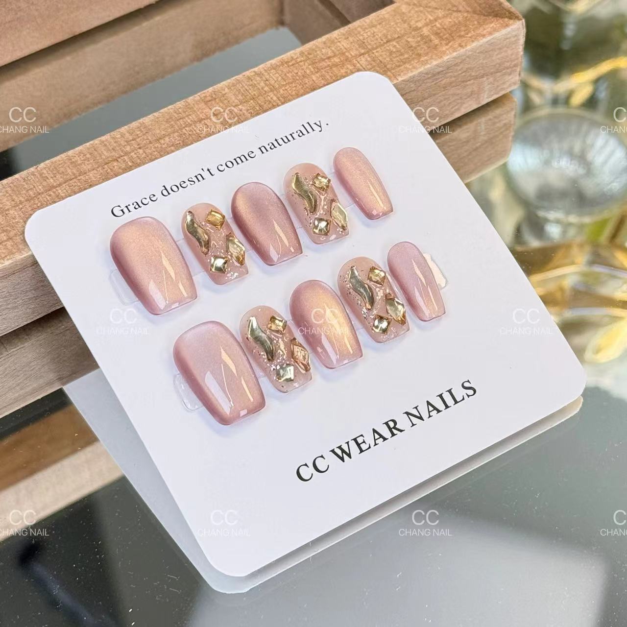 Yiyi Dance [Rosa Dai Zhaoxia] Armadura de vestir hecha a mano Lindo ojo de gato Color Parche desmontable Arte de uñas