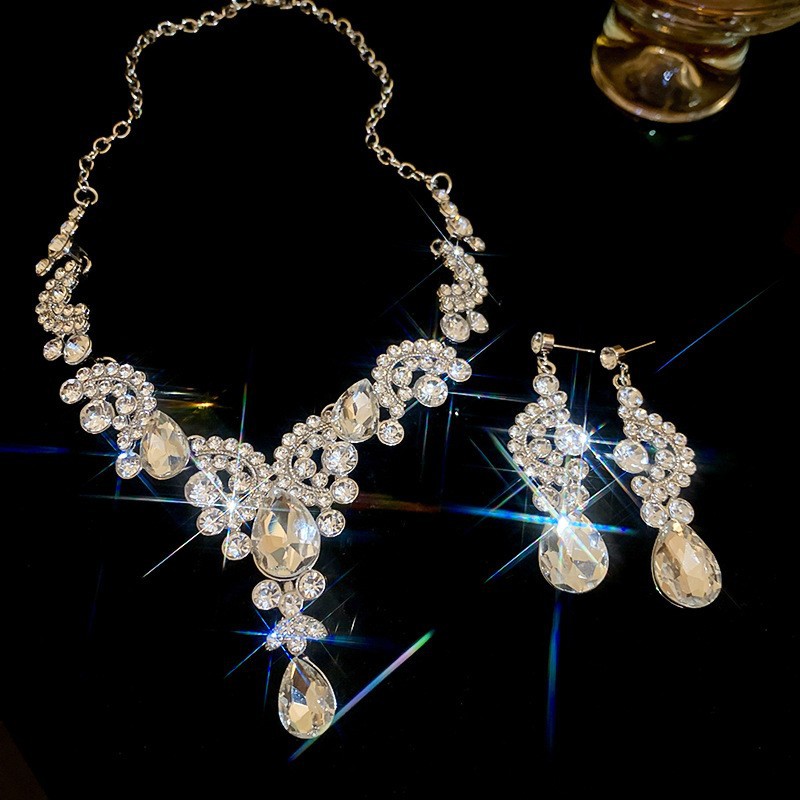 Collar de aretes cuadrados con incrustaciones de diamantes de dos piezas de moda, lujo ligero, collar de alta gama, temperamento exquisito, conjunto de joyas de todo fósforo