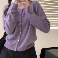 サトイモ紫アライグマのベルベットのニットのカーディガンのコートの女性の秋の柔らかいモチの中にセーターの短いタイプはやせている底のシャツの上着を現します。