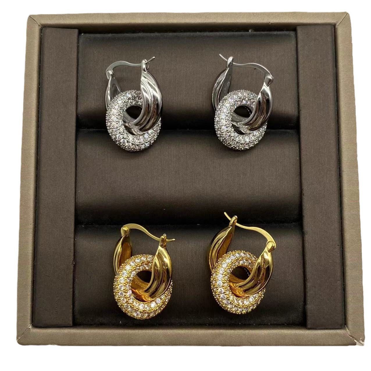 Retro francés europeo y americano en línea rojo estilo frío metal brillante diamantes pernos de orejas de alta calidad estilo nicho orejas