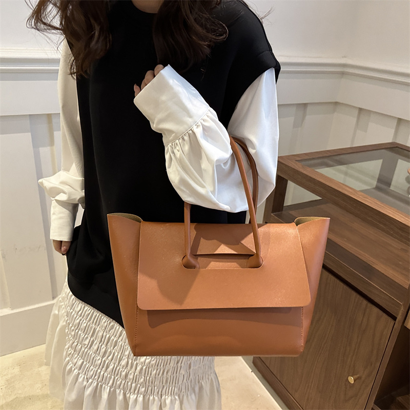 Nuevo diseño de color sólido portátil de un solo hombro fresco 2024 temperamento de otoño e invierno axilas retro de gran capacidad bolso Tott