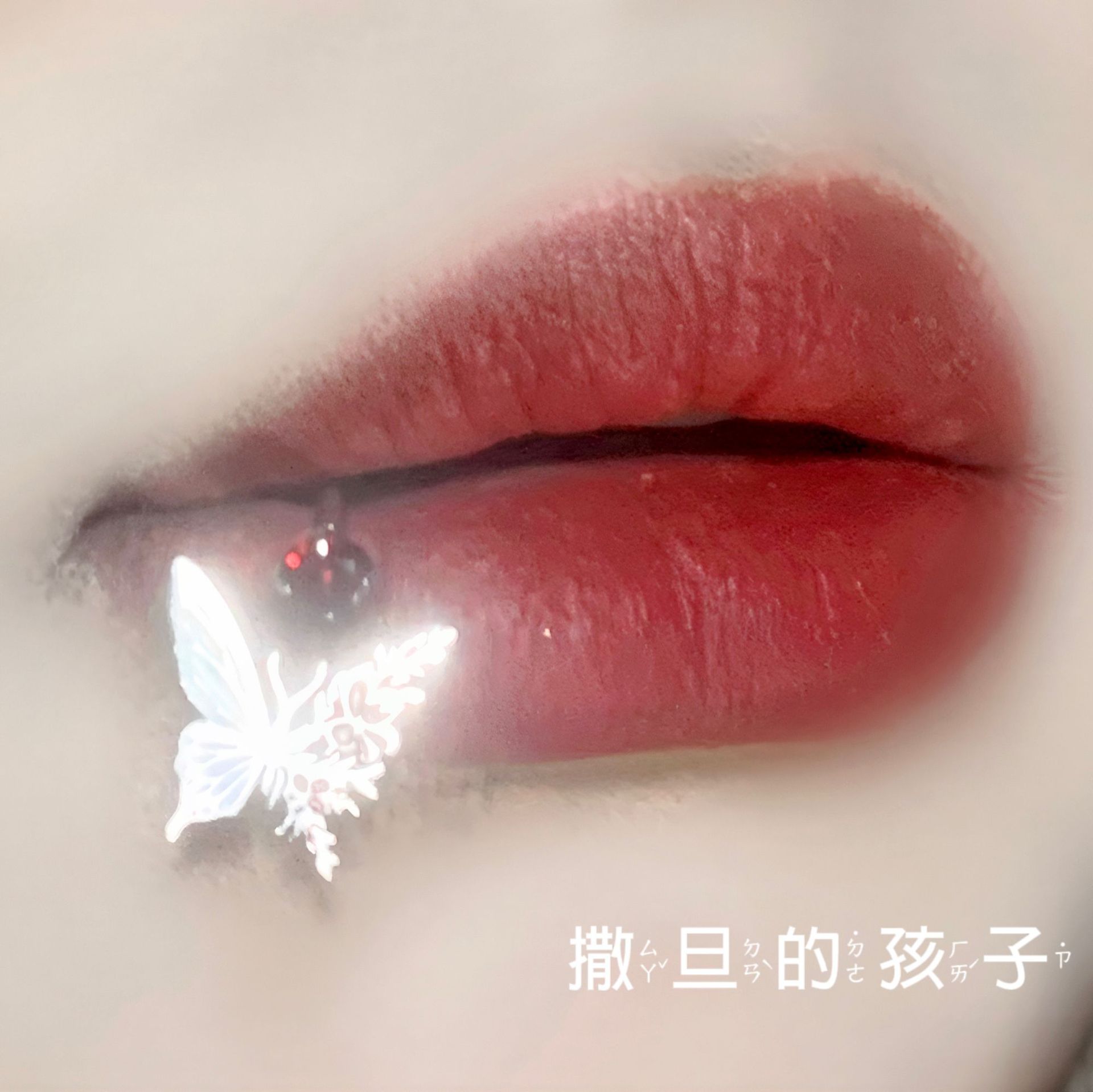 Silver pointed spike labret stud material detail