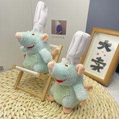 小紅の本の爆発的な料理のネズミの王のぬいぐるみのカチューシャは肩のおもちゃのつかみ機の子供の包みに座って飾ります。