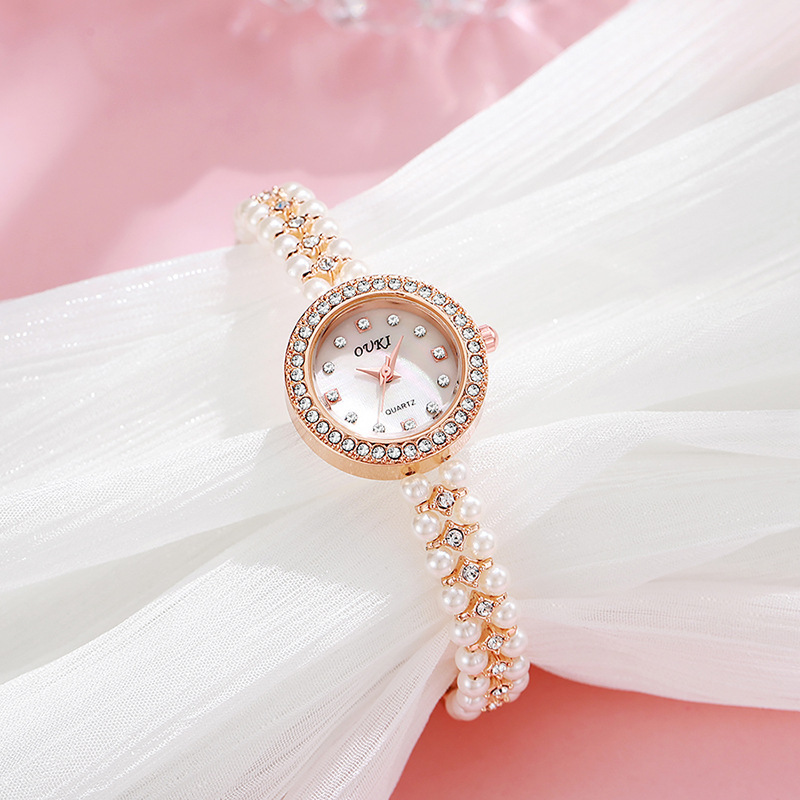 OUKI cadena de perlas reloj de esfera pequeña mujer lujo ligero de alto valor esfera de nácar reloj de mujer al por mayor