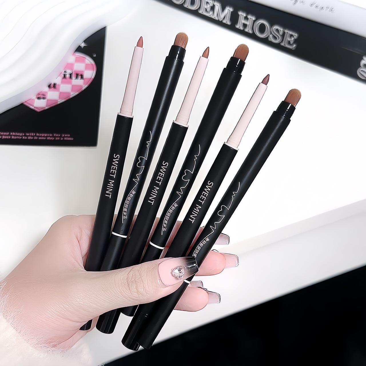 Sweet Mint Artist Velvet Lip Liner and Lip Brush Two-In-One Matte Color Rendering Outlines the Lip Shape Naturally and Lasts