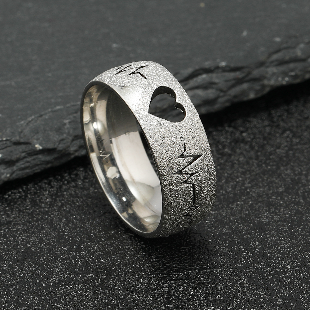 Cruz-frontera estilo europeo y americano creativo joyería de acero inoxidable corte corazón hueco ECG esmerilado titanio anillo de acero fabricante