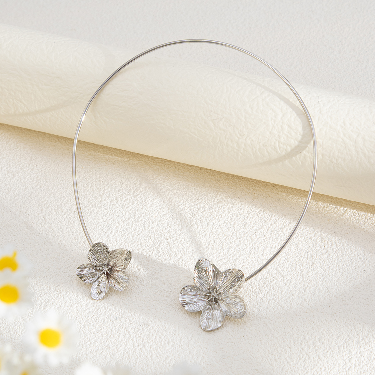 Collar de apertura geométrica de flor metálica transfronteriza europea y americana, temperamento de pétalo simple de moda, decoración de collar de sentido avanzado femenino