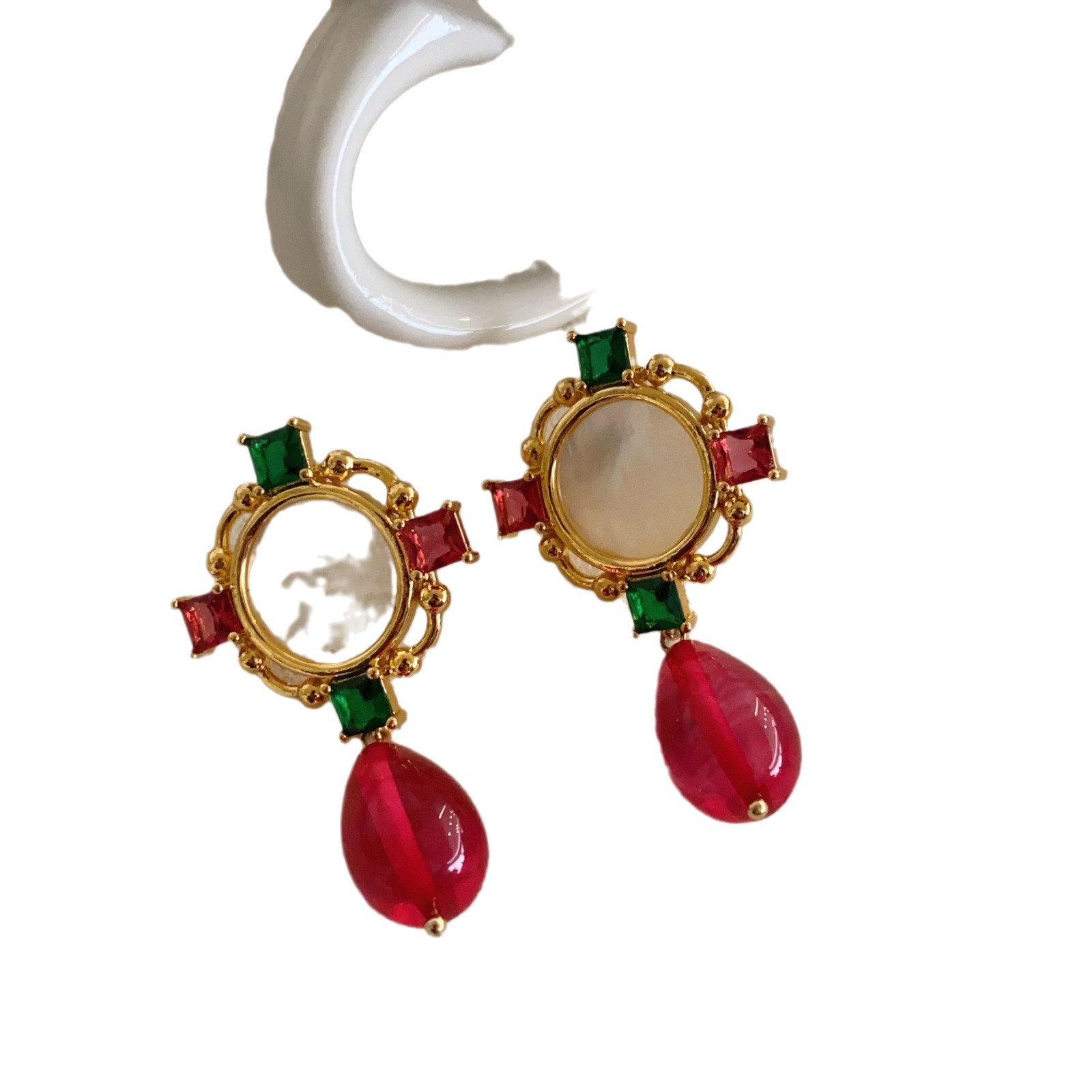 Europeo y americano ins nicho diseño exquisito pendientes francés retro color diamante oro moneda natural perla pendientes