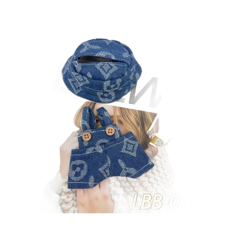 Una, dos y tres generaciones de ropa Labubu colgantes de ropa Labubu se sienta ropa de bebé, pantalones de mochila, set de tendencia explosiva sombrero de pescador