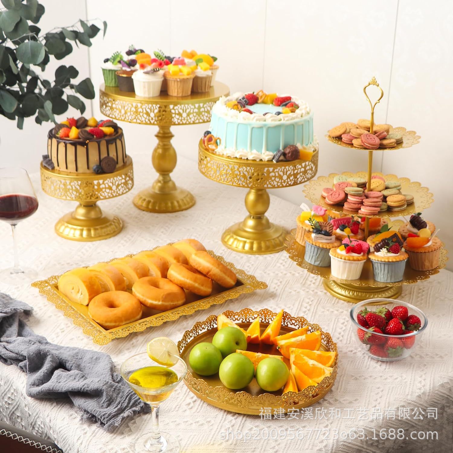 Estante de pastel de oro transfronterizo props de boda de lujo ligero paneles de pastel de hierro forjado paneles de bocadillos europeos mesa de postres bandeja de pies altos