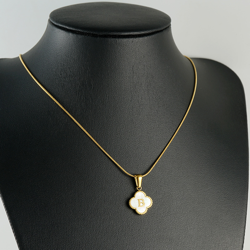 Simple 18K trébol carta Collar para las mujeres ins titanio acero serpiente hueso cadena Shell letra colgante joyería en stock venta al por mayor