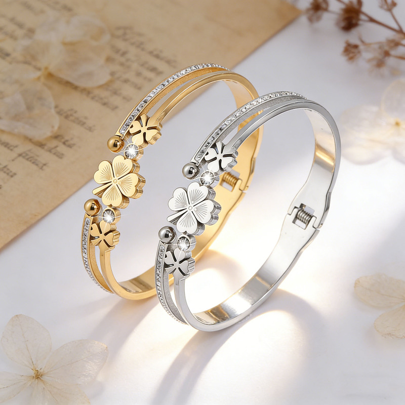 Cross-Border New Style Baby's Breath Spring Buckle Four-Leaf Clover Bracelet for Women, High-End Non-Fading Titanium Steel Bracelet Niche Jewelry