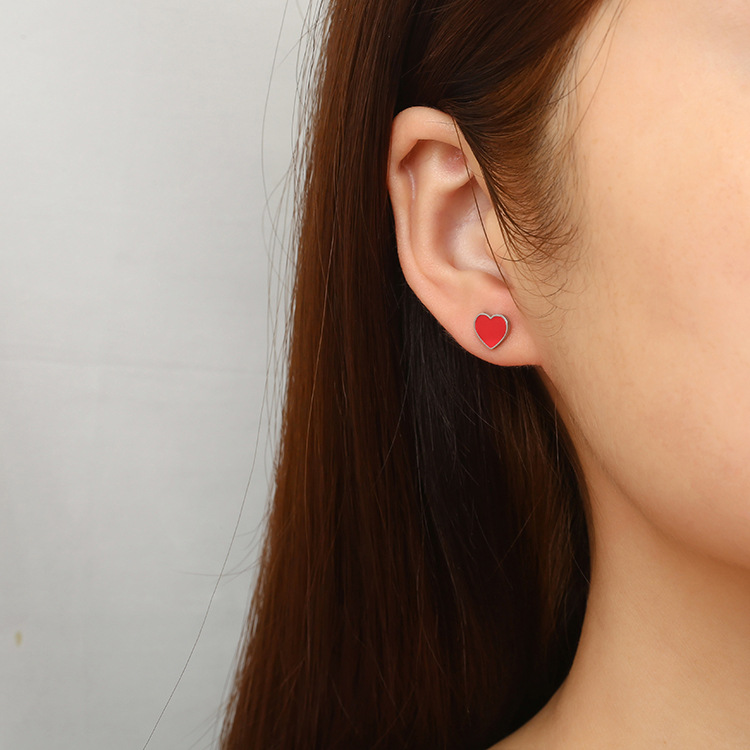 Serie de dulces de color de moda europea y americana transfronteriza Pendientes de amor de acero inoxidable Tendencia Mini joyería de oreja simple para mujer