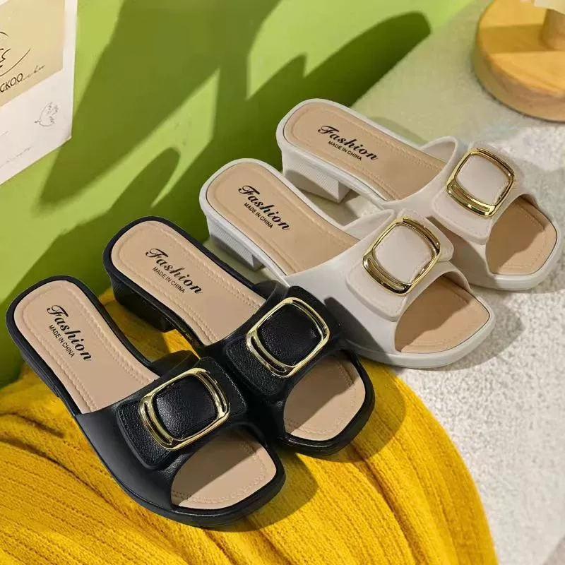 Тапки на высоком каблуке женский 2024 Летние тапочки корейская версия сети красный квадратный пуговицы толстый каблуке леди мама тапочки носить пляжные туфли