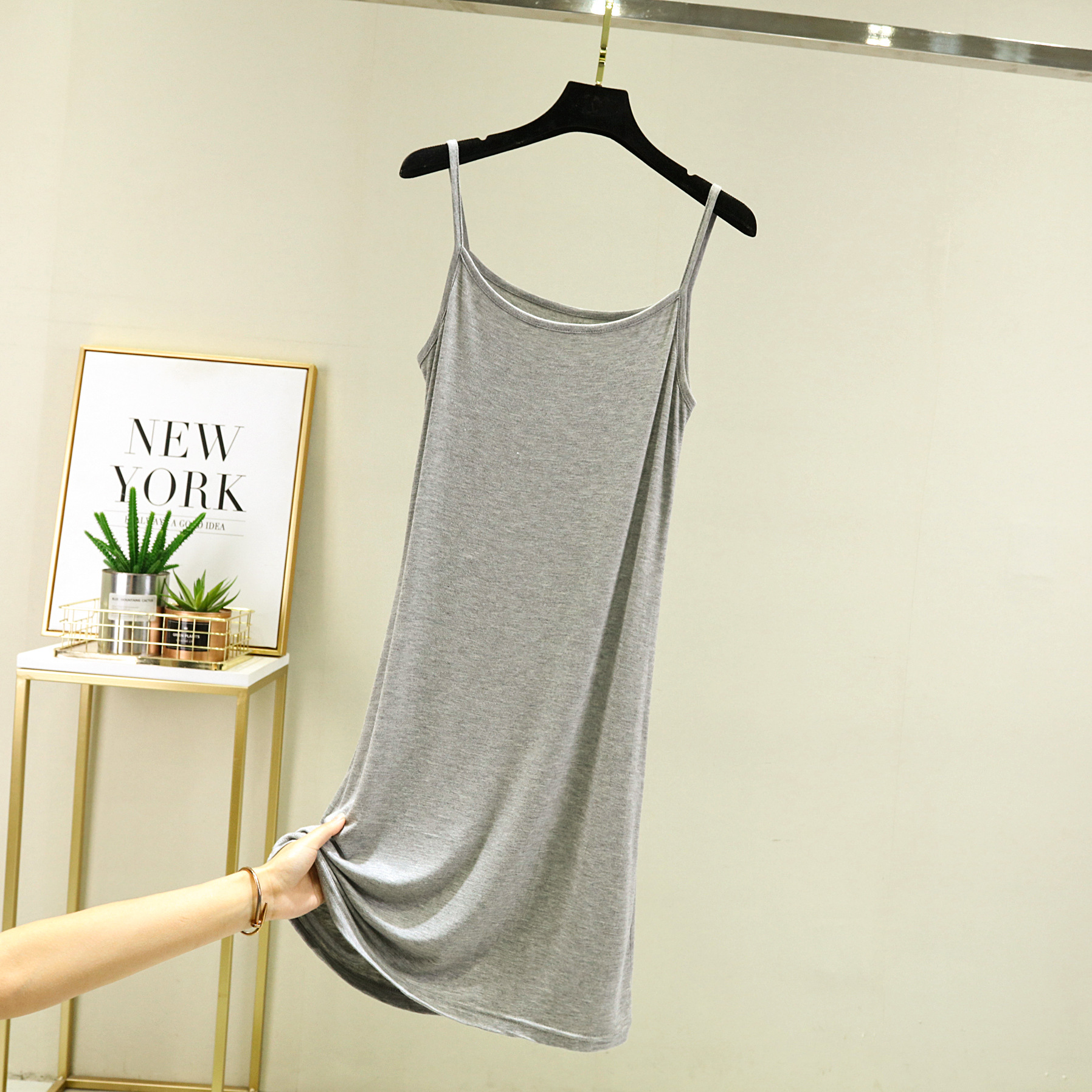 モーダルストラップのベストスカートの女性の夏の中には、袖なしのロングスカートの裏地が痩せている中長のワンピースがあります。