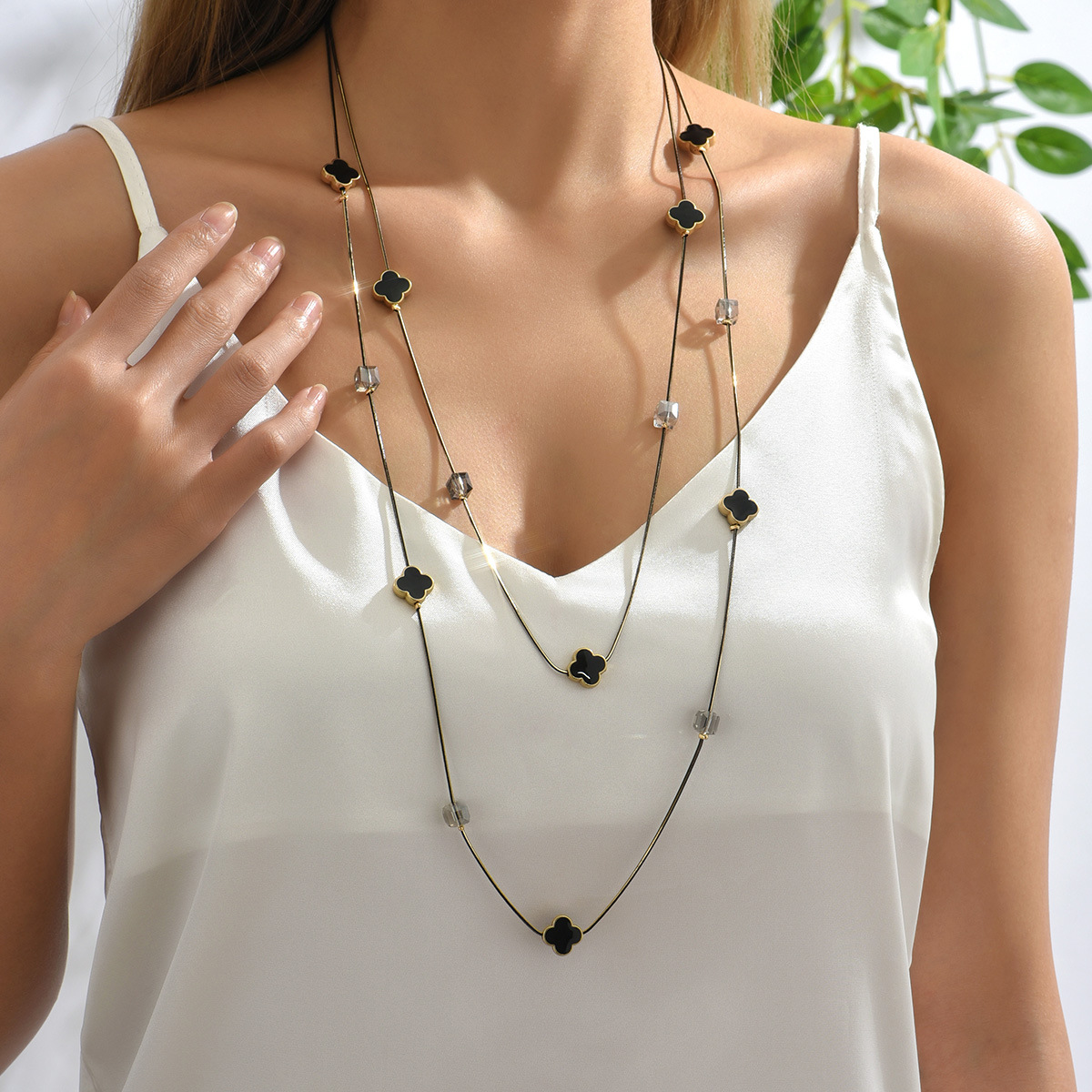 Cadena de suéter de cristal europeo y americano trébol de múltiples capas apilable collar largo suéter cadena Otoño e Invierno moda femenina a juego