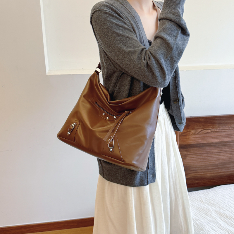 Bolso de gran capacidad para mujeres 2025 nueva moda popular de viaje de hombro mochila cubo tote simple versátil