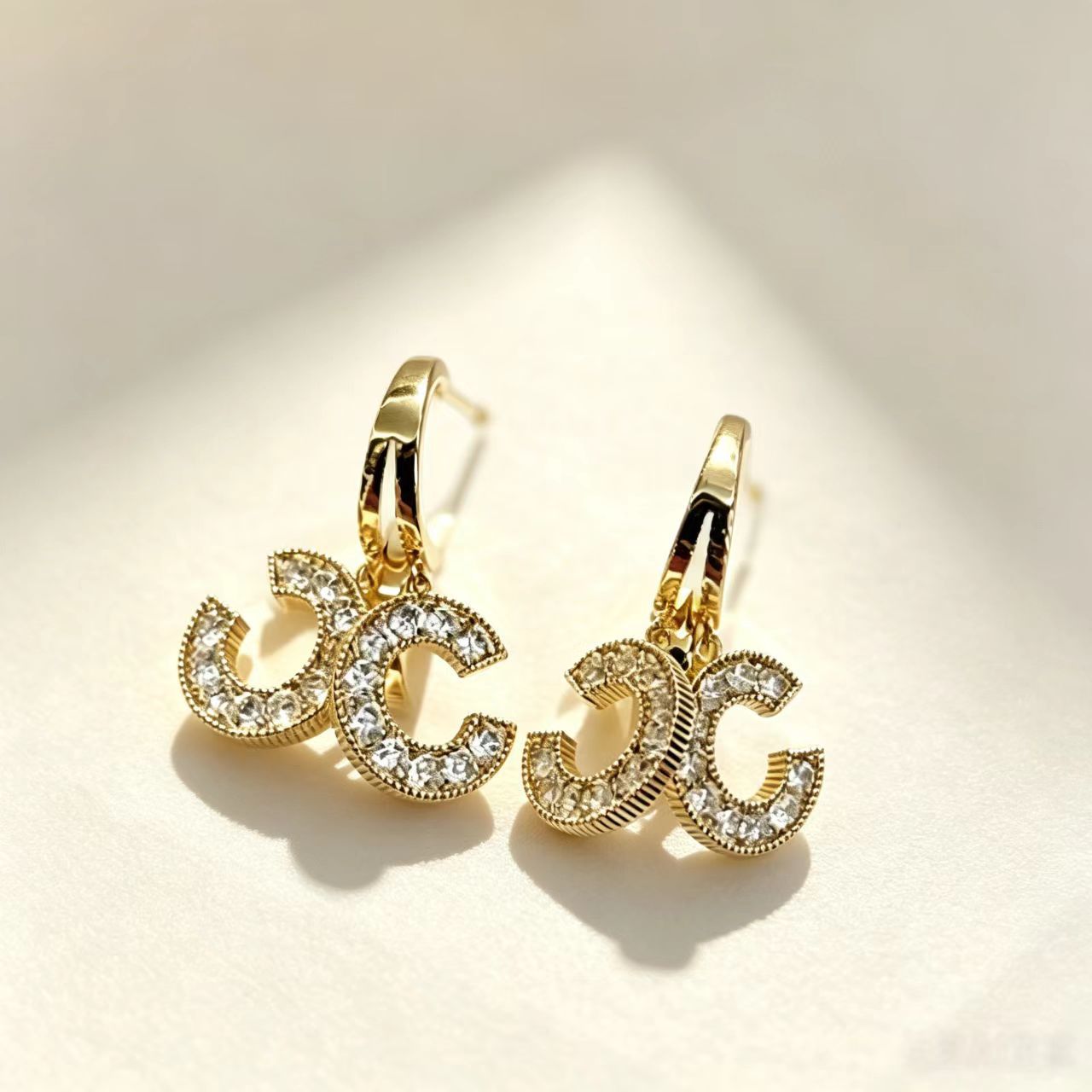 Moda europea y americana doble letra C micropantalón de piedra perfumado perfumado pendientes de moda de alta calidad exquisitos auriculares para mujeres famosas