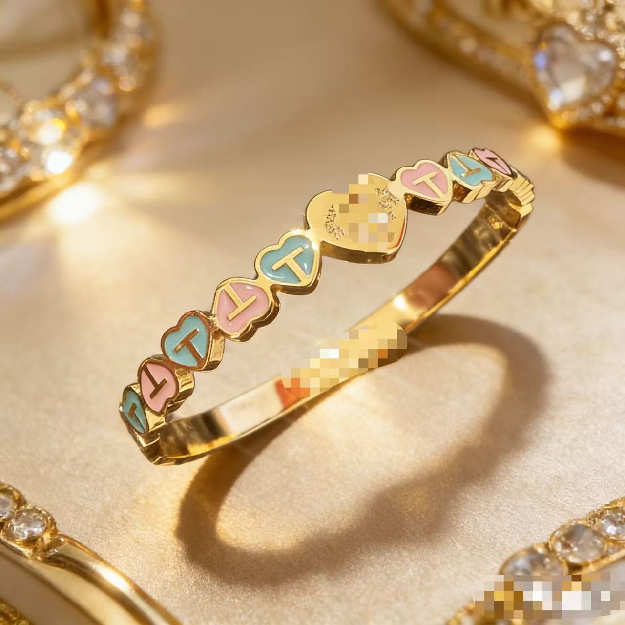 2025 新しいヨーロッパとアメリカのビッグブランドチタン鋼ブレスレット非退色ステンレス鋼ブレスレットバックルオープニングハンドジュエリー卸売