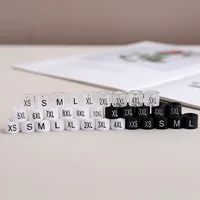 Индивидуальные крючки для одежды с пряжкой круглой формы для магазинов одежды, пластиковые, с возможностью печати буквенно-цифровых символов, доступны в различных размерах.