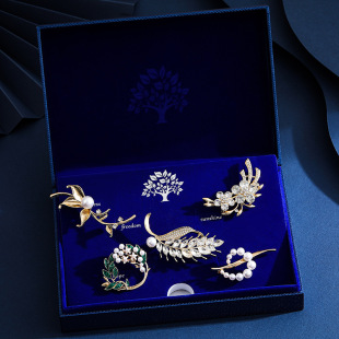 Birthday gift girls' brooch suit high-end light luxury pearl brooch cheongsam suit decoration practical girlfriends gift