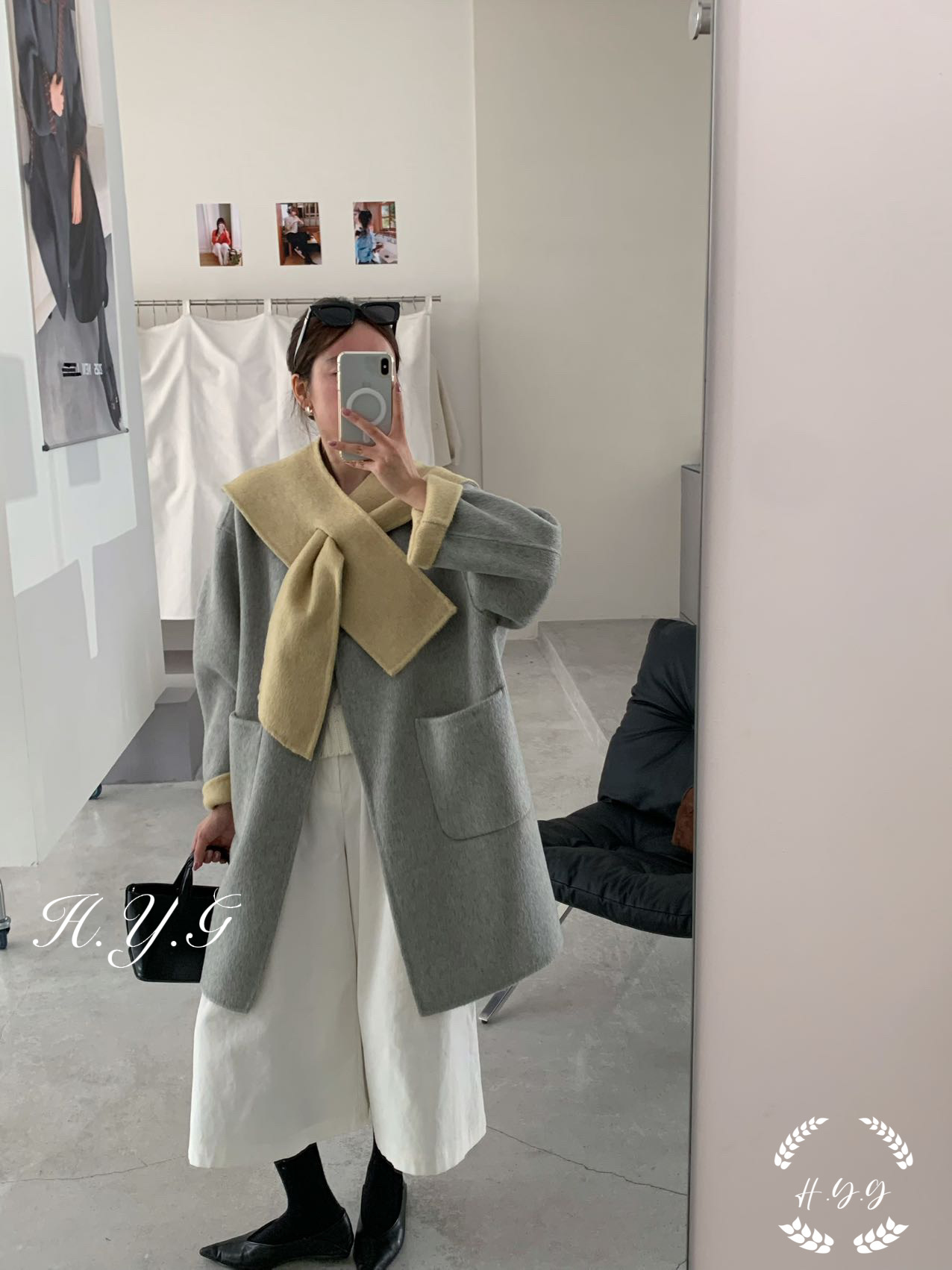 밝은 회색 노란색