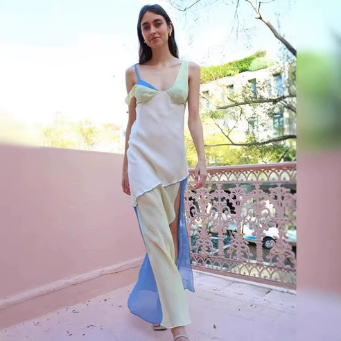 Летнее женское платье Amazon 2025 года, европейско-американский дизайн, с V-образным вырезом, бретелями, цветными вставками и сексуальным разрезом.