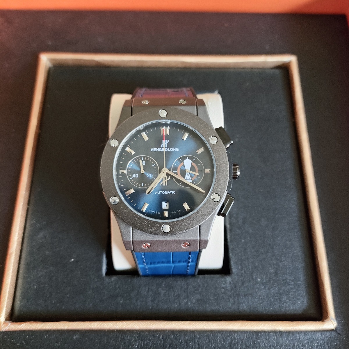 恒家は時間を計って秒の多機能の石英の男性の時計を走らせます。