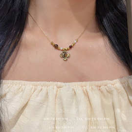 焦糖美拉德中古风项链女2024年新款花朵丝绒仿虎眼石串珠锁骨链