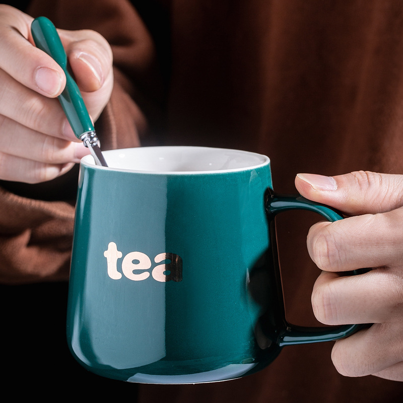 Taza de cerámica de color creativo esmaltado taza de taza de agua taza con tapa cuchara bolsa de regalo impresa publicitaria LOGO