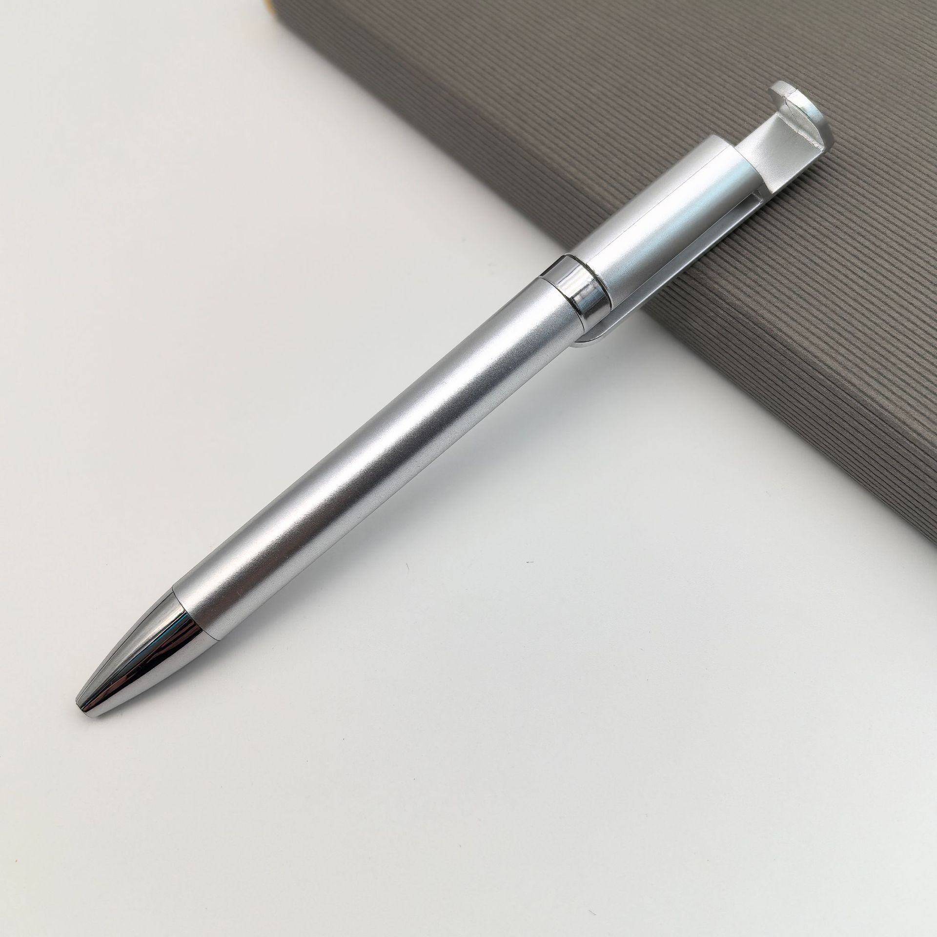 Bolígrafo de soporte para teléfono móvil multifunción Bolígrafo de regalo al por mayor Bolígrafo de plástico retorcido personalizado Bolígrafo publicitario de soporte para teléfono móvil