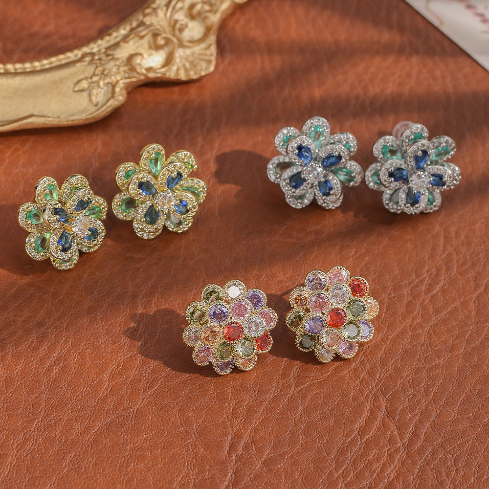 Fashionable elegant design three dimensional earrings with zircon