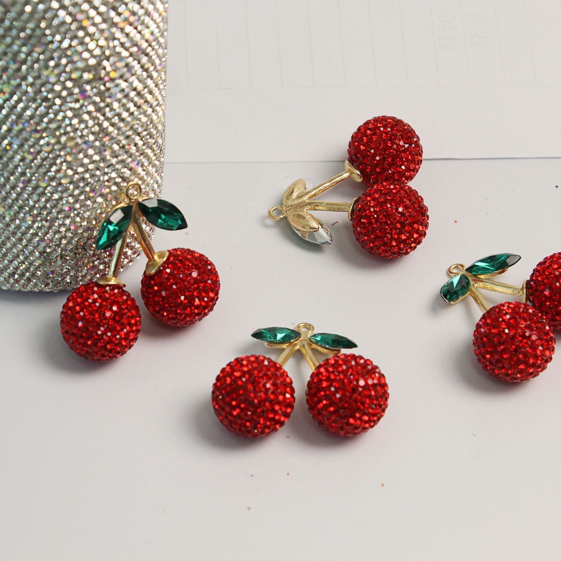 卸売りの創意アマゾンの赤いさくらんぼの爆発的なキーホルダーの部品のドリルの自動車のハンガーの女性の部品の果物