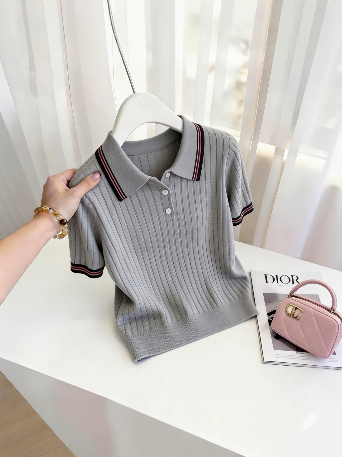 Áo thun polo nữ tay ngắn sọc tương phản phong cách Hàn Quốc — màu xám
