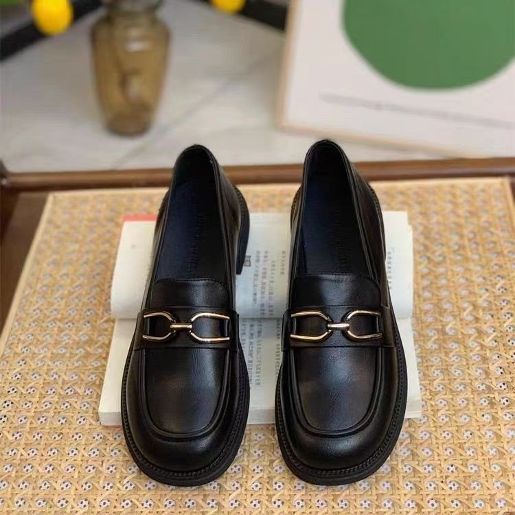 Zapatos de cuero negros de mujeres británicas con un pedazo de zapatos Lefour 2024 nuevos zapatos de mujer universales zapatos de soleas planas de otoño
