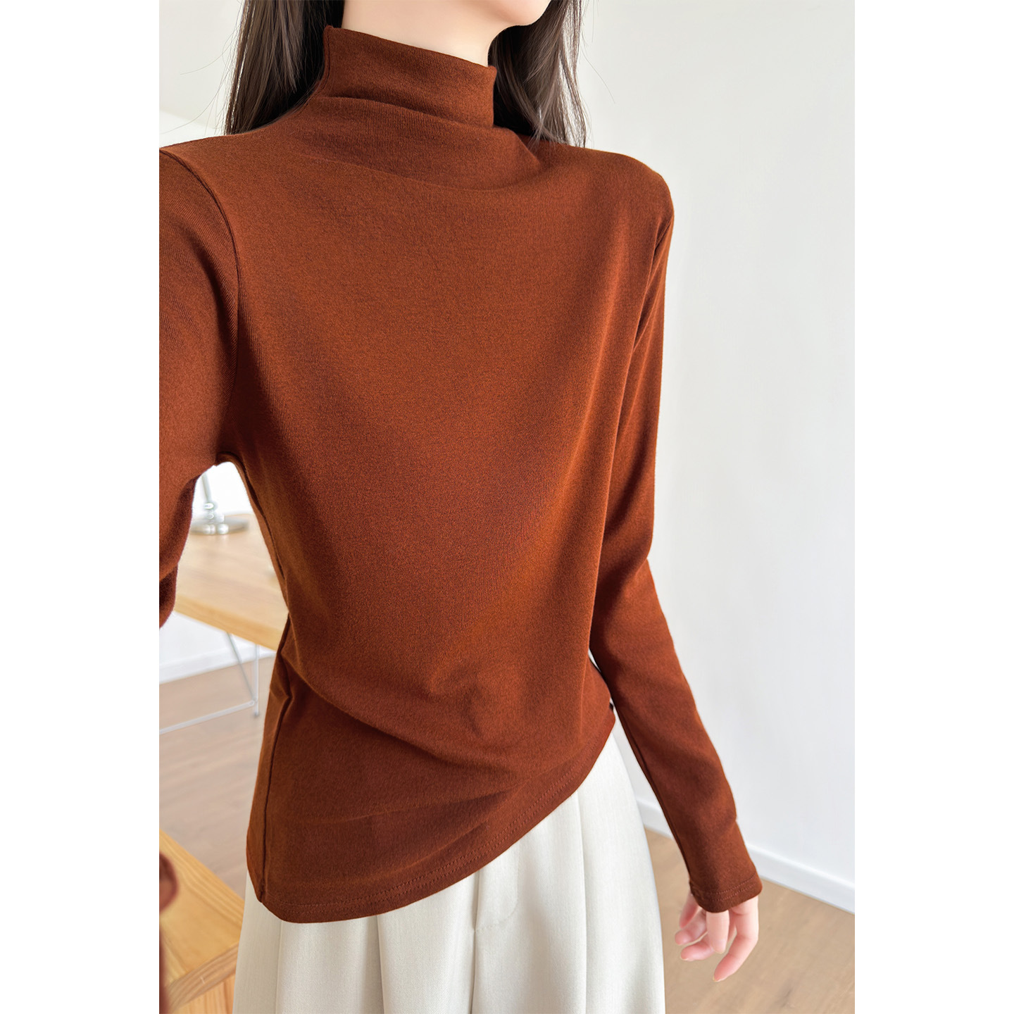 Caramel-colored turtleneck base layer for women, comfortable and slimming, stretchy and versatile, perfect for autumn and winter.
