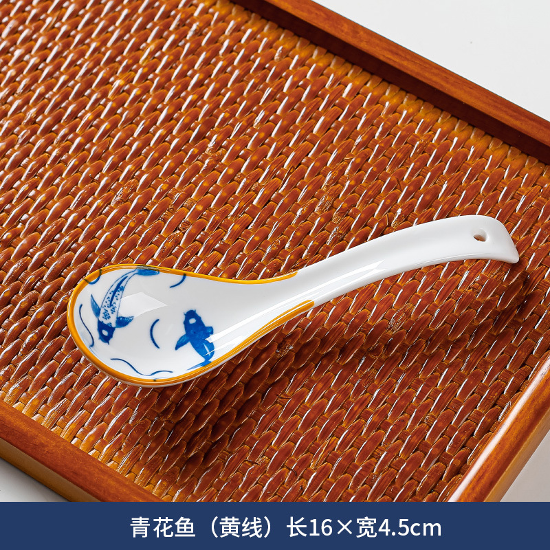 Cuchara de sopa pequeña de estilo japonés cuchara de cerámica azul y blanca creativa hogar engrosada mango curvo anti-escaldado comiendo cuchara de sopa al por mayor