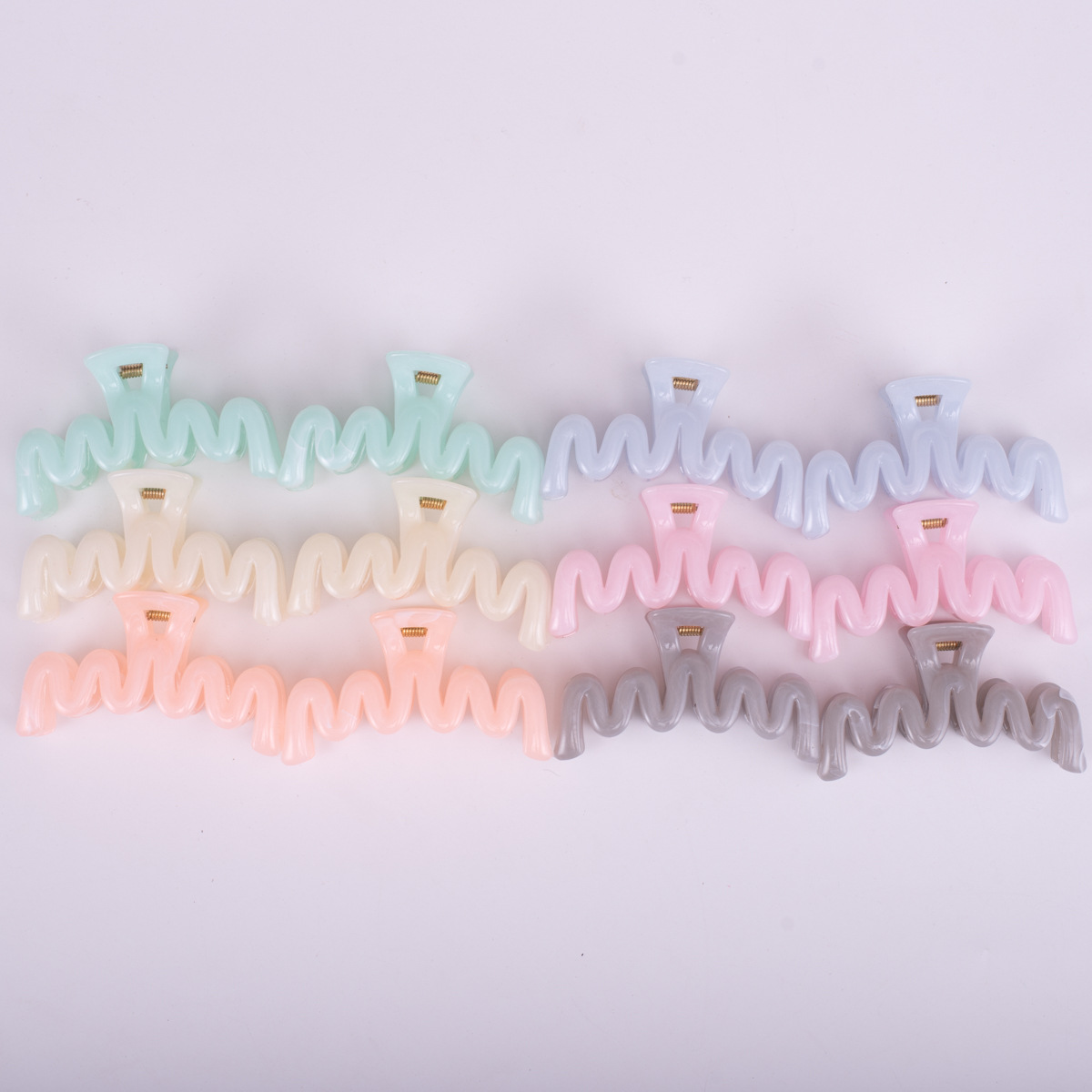 13 물결 모양의 머리 발톱