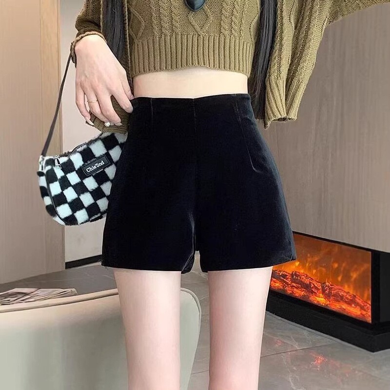 Hong Kong Style Velvet Shorts for Petite Women, High-Waisted Black A-Line Shorts for Spring and Autumn, Trendy Wide-Leg Hot Pants Hong Kong Style Velvet Shorts for Petite Women, High-Waisted Black A-Line Shorts for Spring and Autumn, Trendy Wide-Leg Hot Pants