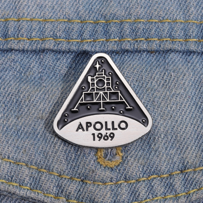 retro commemorative brooch