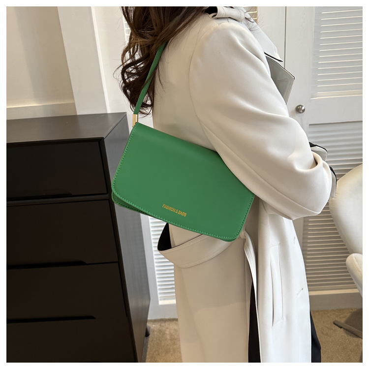 Texture simple et à la mode petit sac carré 2024 nouveau sac à bandoulière polyvalent de banlieue version coréenne sac à aisselles design de niche à la mode_voghion.com