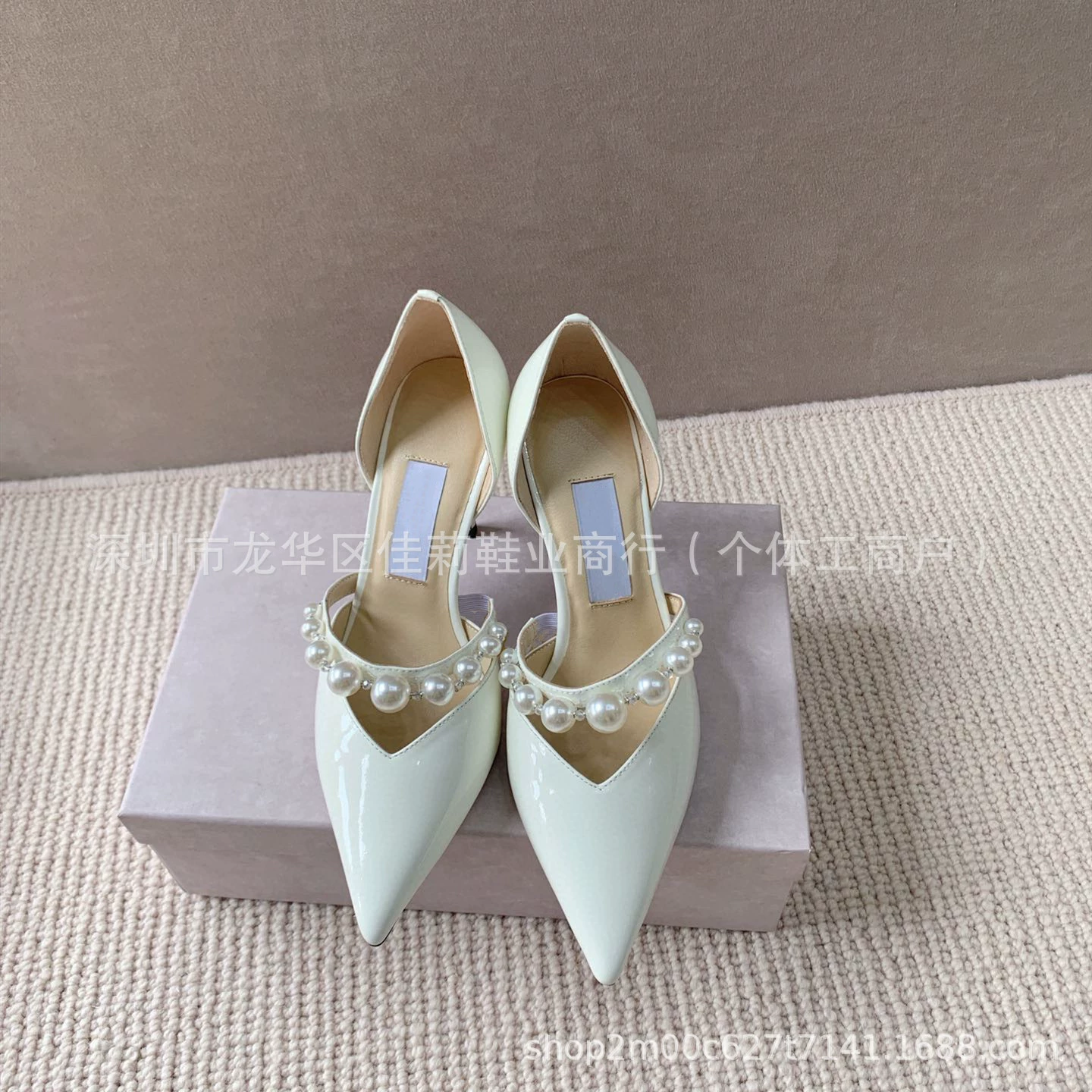 Высокая версия J J высокие каблуки на каблуках с заостренной лакированной кожей с неглубоким полым жемчугом