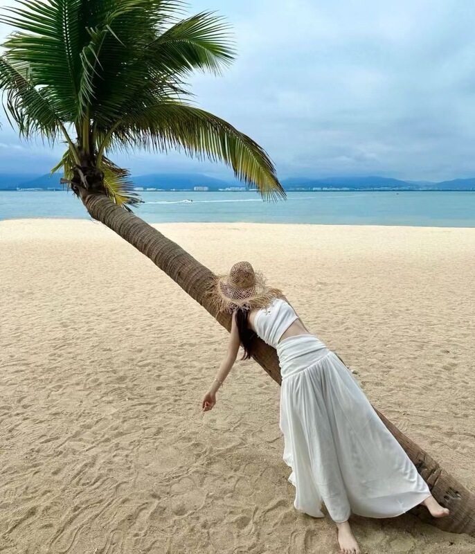 French-Style Niche High-End Cool and Elegant White Off-Shoulder Waist-Exposing Dress for Women, Perfect for Seaside Vacation Vibes, Super Fairy-Like Long Dress