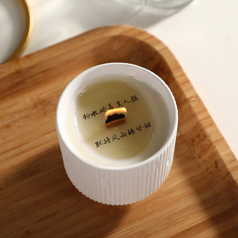 Hecho a mano de cera de soja rayas verticales núcleo de madera Taza de cerámica aromaterapia vela al por mayor creativa avanzada fragancia vela ins estilo