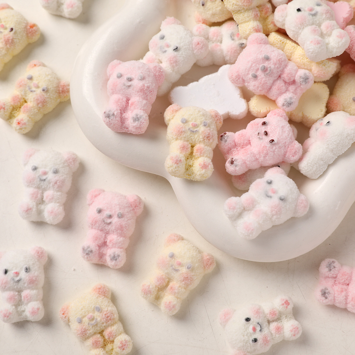 Pequeño libro rojo con alto valor facial blush bear resina floc DIY hecha a mano caja de teléfono móvil adornamiento de pelo agujero accesorios de zapatos