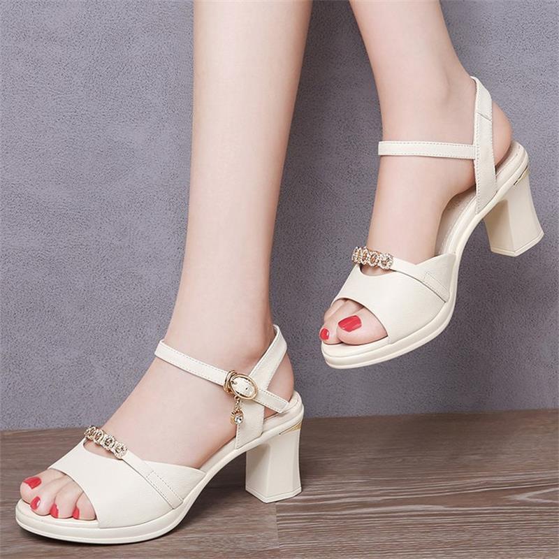Sandalias de tacón alto de cuero suave para mujer en verano 2025 nuevo estilo de todo fósforo diamantes de imitación de tacón medio hebilla de una palabra zapatos de trabajo de tacón grueso