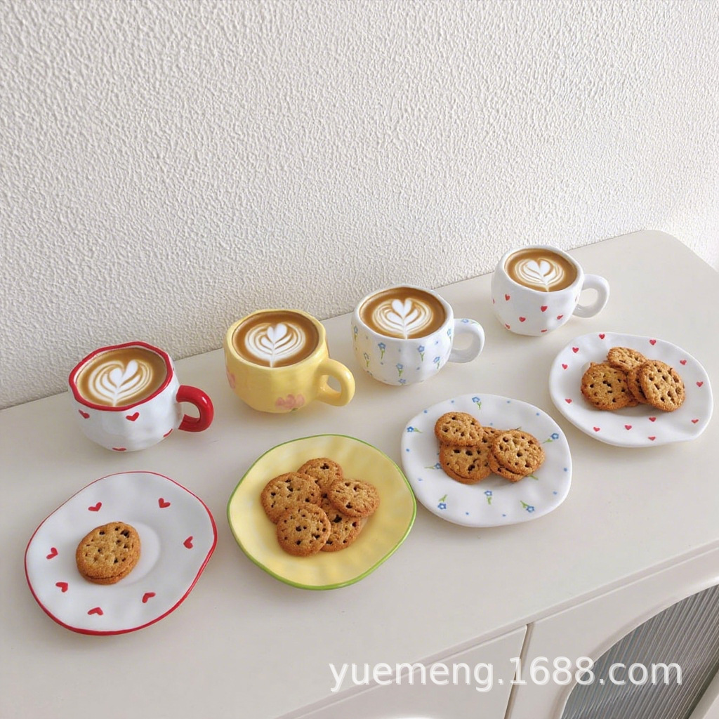 Taza de café de cerámica navideña irregular, linda taza con diseño de flores y corazones pintados a mano, juego de taza y platillo para té de la tarde