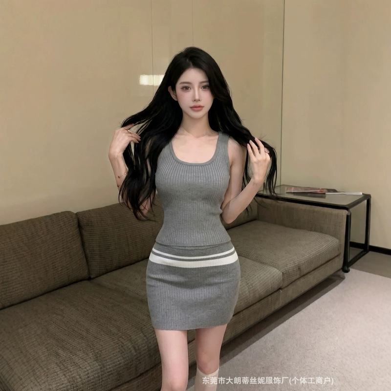 Purely desirable hot girl outfit for women in summer, stunning Korean style, gray knitted camisole with a bodycon short skirt, sexy