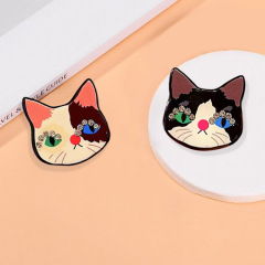 女性用のかわいいダイヤモンドがちりばめられた黒猫のブローチ、ハイエンドのクリエイティブな漫画のブローチ、セーターのコートのネックラインのコサージュアクセサリー